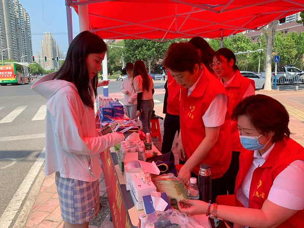 助力学子圆梦，，，践行国企继承  安徽8827太阳集团地产集团组织爱心助考公益活动